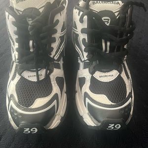Balenciaga Runners worn 1x for concert size 39